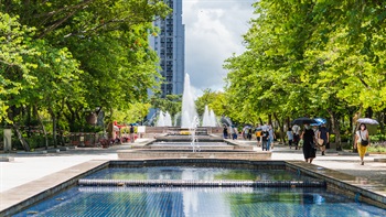 Water fountain and water features were built as a demonstration of sky and water as suggested by the Chinese character “Tin” and “Shui”. The stepped cascade extended from the Fountain Plaza creates a motion of water, as well as a rhythm of water features along the avenue of trees.